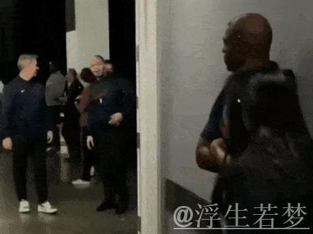 美媒曝光赛后一幕，保罗通道等待道歉， 泰伦卢表情冷漠直接无视保罗